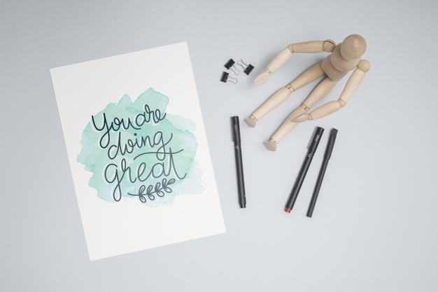 Top view wooden doll with pens Free Psd
