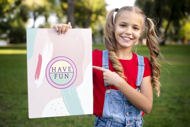 Smiley girl with message on paper pointing at it Free Psd
